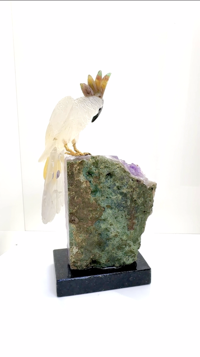 天然晶石⼿⼯雕刻鳳頭鸚鵡