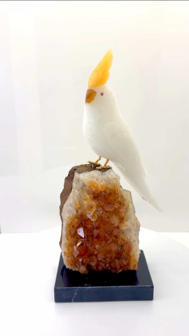 天然晶石⼿⼯雕刻橘冠鳳頭鸚鵡