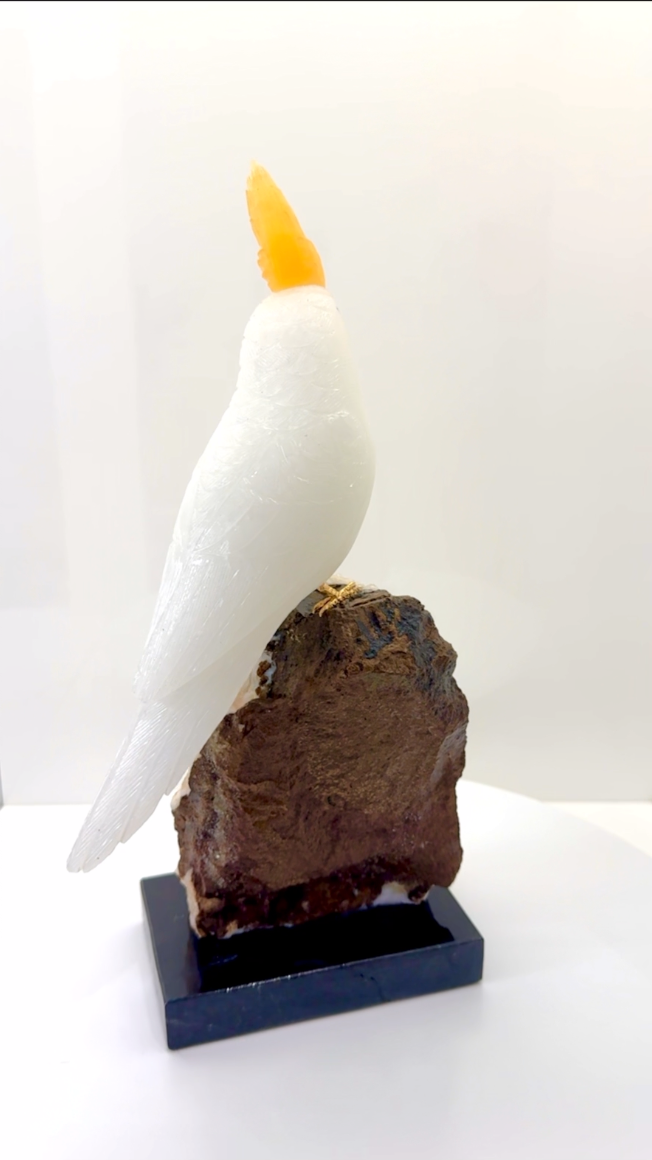 天然晶石⼿⼯雕刻橘冠鳳頭鸚鵡