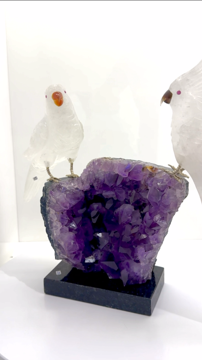 天然晶石⼿⼯雕刻鳳頭鸚鵡