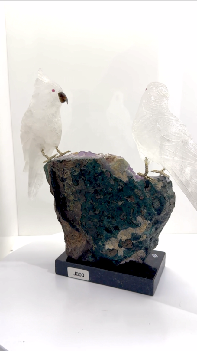 天然晶石⼿⼯雕刻鳳頭鸚鵡
