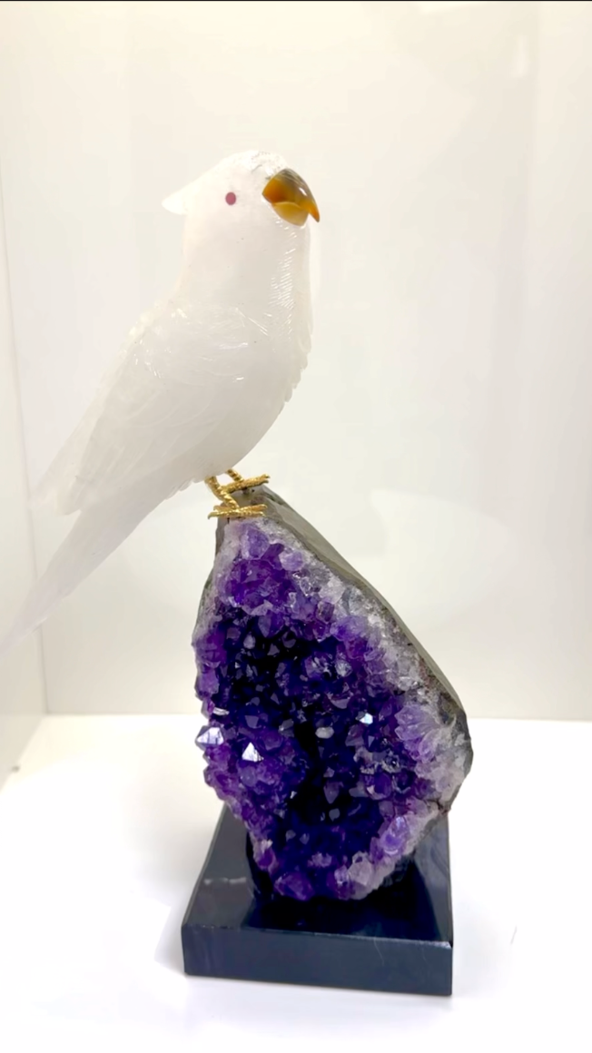 天然晶石⼿⼯雕刻鳳頭鸚鵡