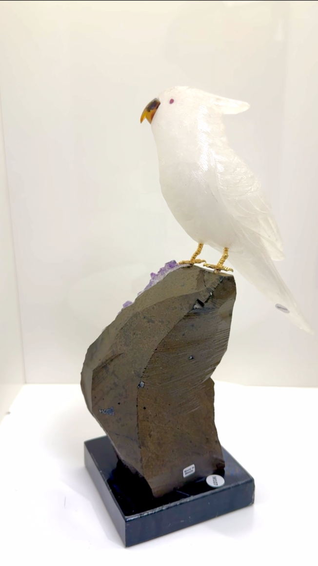 天然晶石⼿⼯雕刻鳳頭鸚鵡