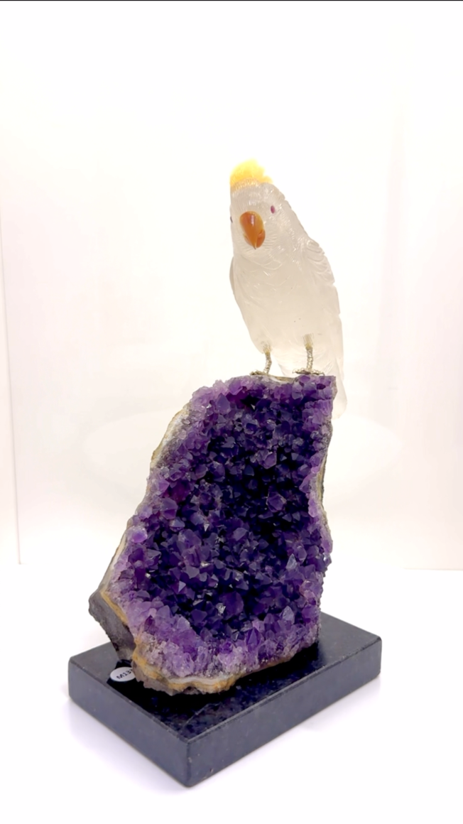 天然晶石⼿⼯雕刻鳳頭鸚鵡