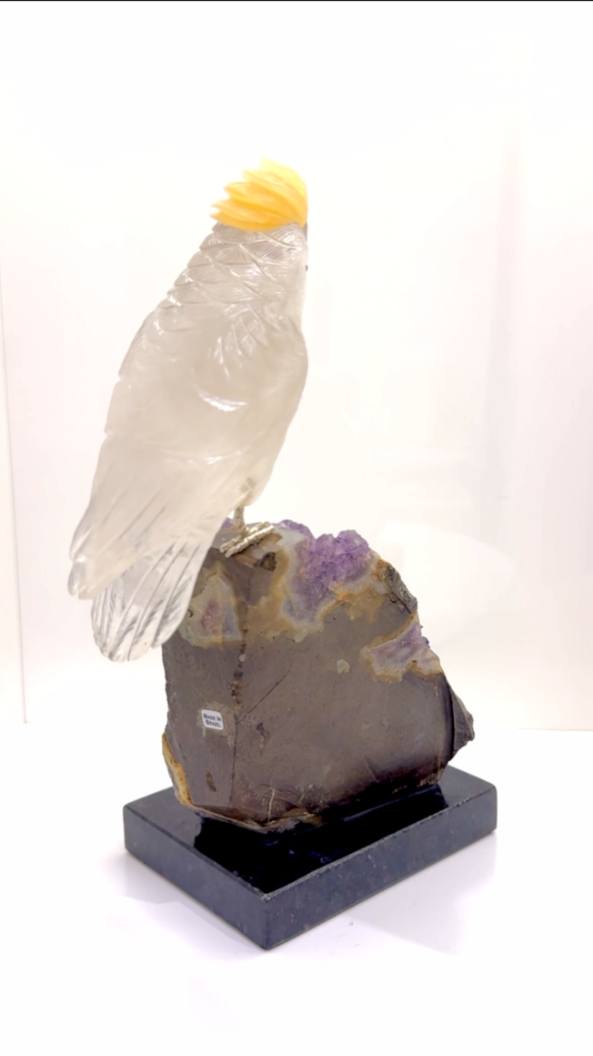 天然晶石⼿⼯雕刻鳳頭鸚鵡