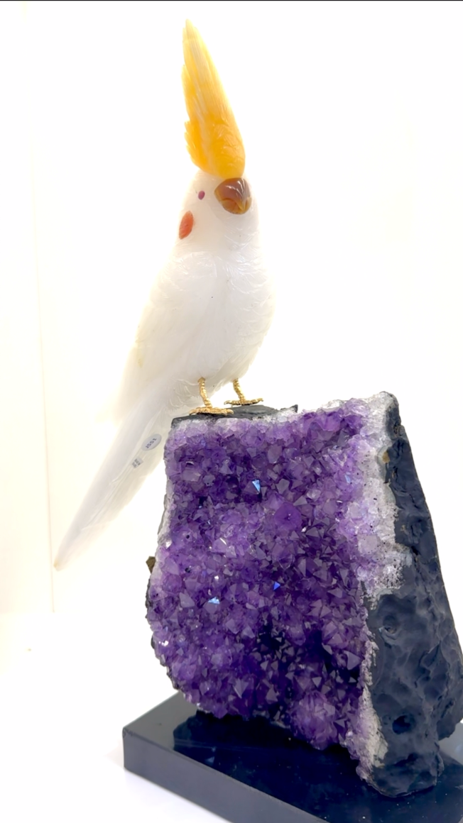 天然晶石⼿⼯雕刻鳳頭鸚鵡