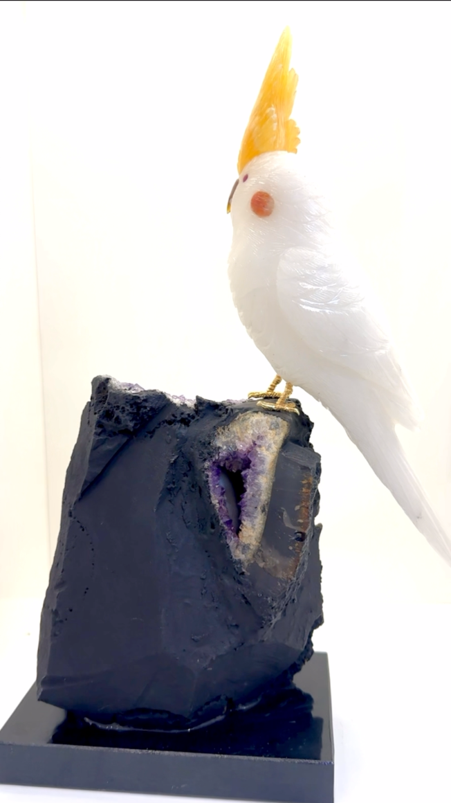 天然晶石⼿⼯雕刻鳳頭鸚鵡