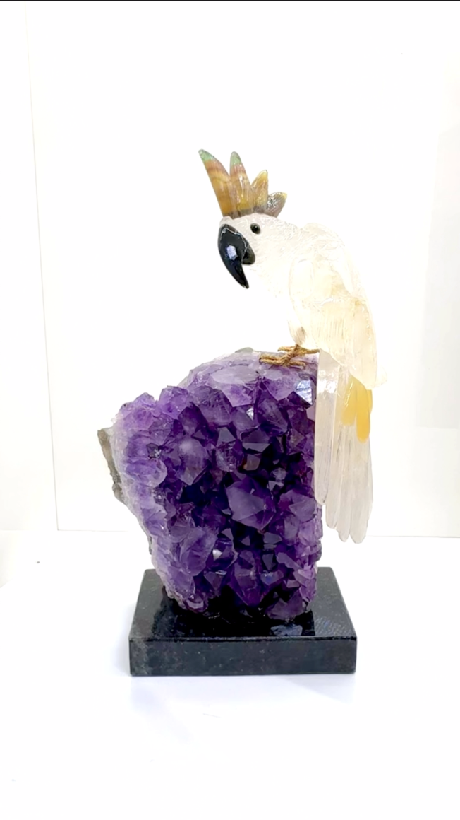 天然晶石⼿⼯雕刻鳳頭鸚鵡
