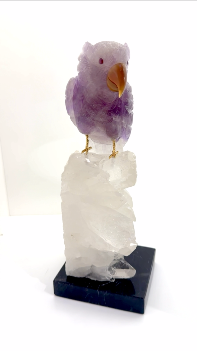 天然晶石⼿⼯雕刻鳳頭鸚鵡