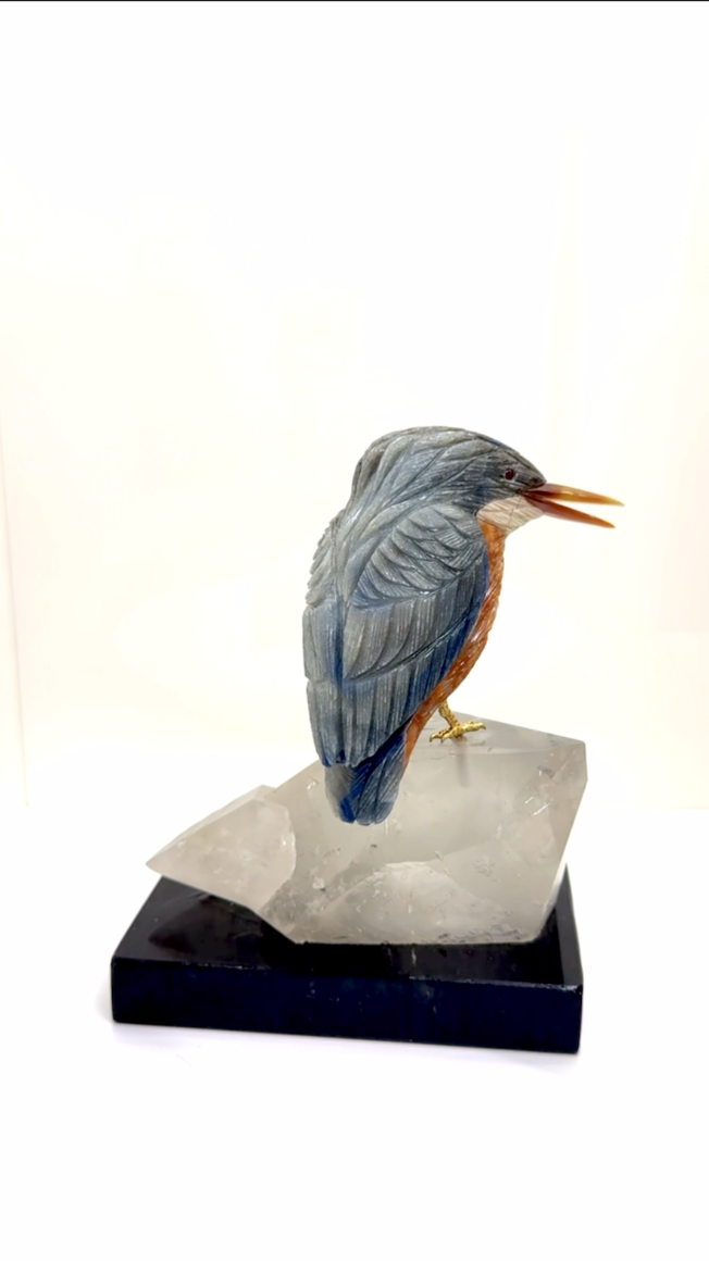 天然晶石⼿⼯雕刻翠鳥