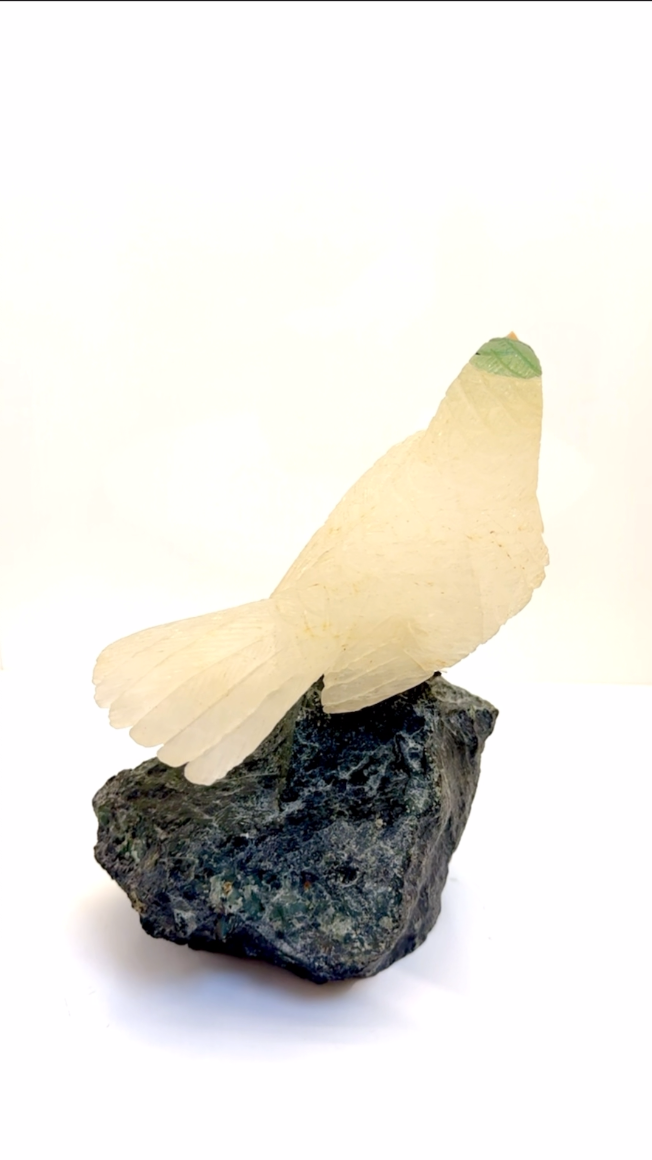 天然晶石⼿⼯雕刻鳥