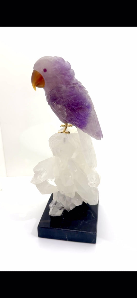 天然晶石⼿⼯雕刻鳳頭鸚鵡