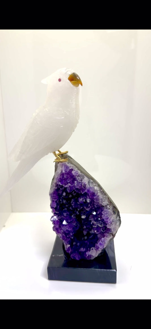 天然晶石⼿⼯雕刻鳳頭鸚鵡
