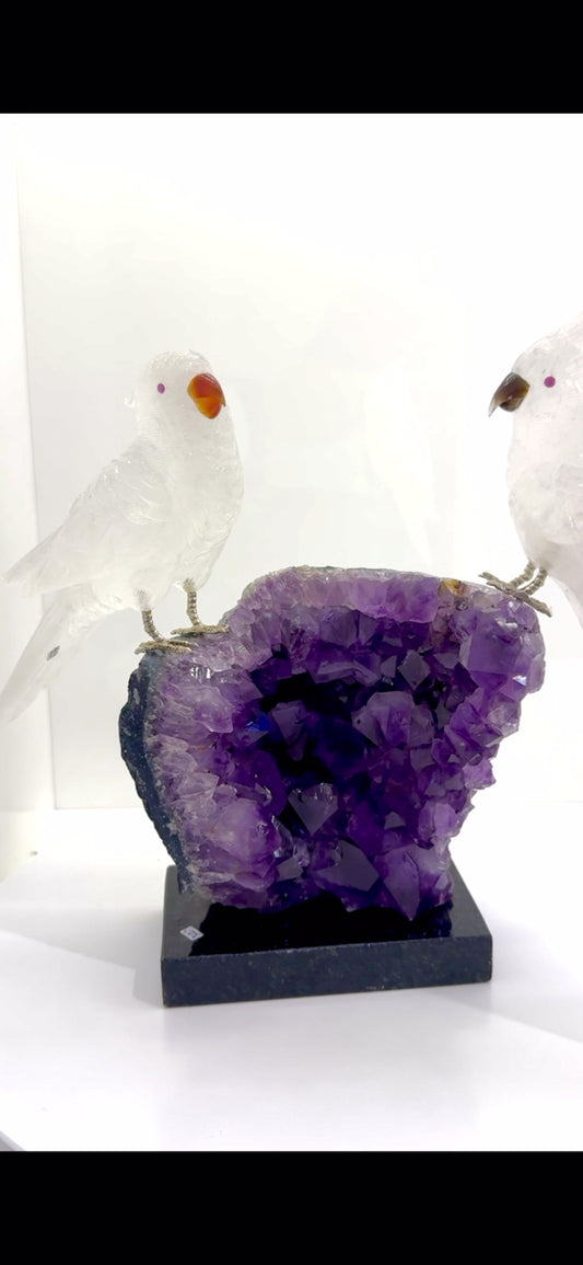 天然晶石⼿⼯雕刻鳳頭鸚鵡