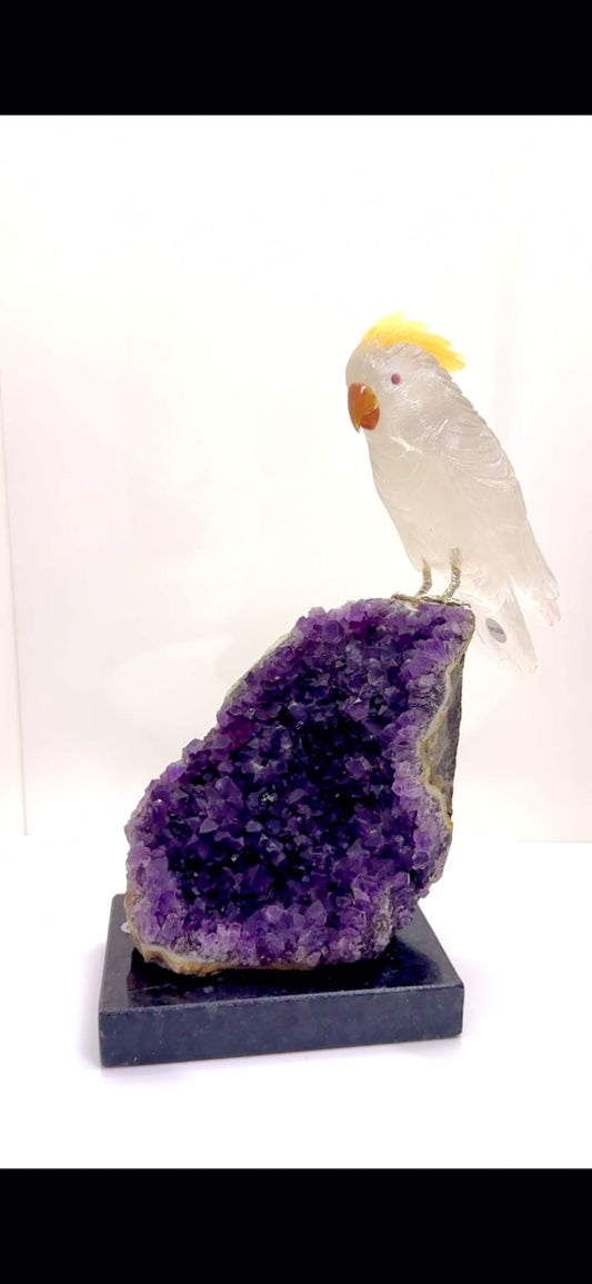 天然晶石⼿⼯雕刻鳳頭鸚鵡