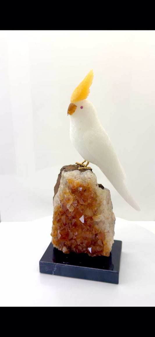 天然晶石⼿⼯雕刻橘冠鳳頭鸚鵡