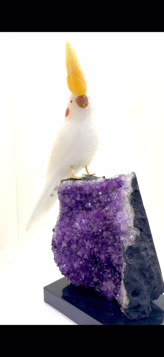 天然晶石⼿⼯雕刻鳳頭鸚鵡