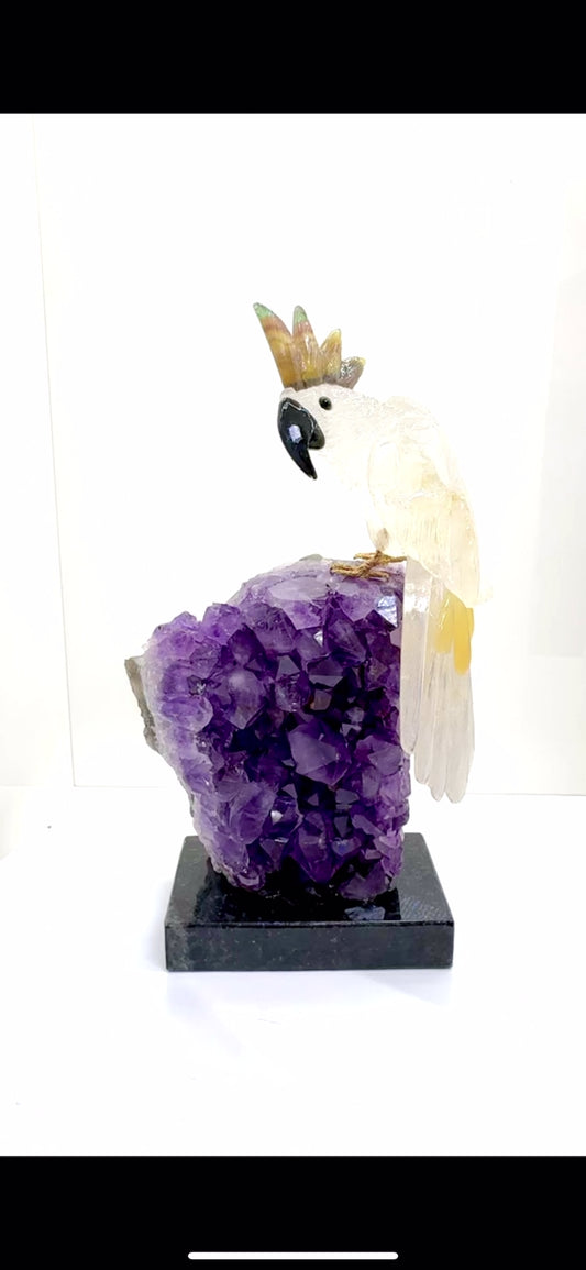 天然晶石⼿⼯雕刻鳳頭鸚鵡